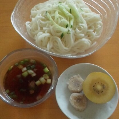 こんばんは～＾＾今日はすごく暑かったですねｗでもひんやりそうめんとフルーツのセットで美味しいランチでした♡フルーツは冷凍バナナとキウイよ♪ご馳走様でした～